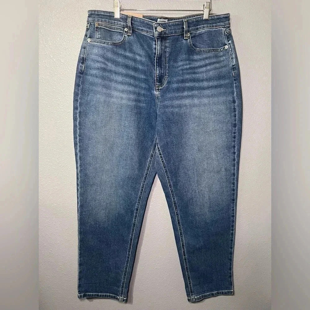 NWT LL Bean Women's Sz 18 Petite Classic Fit Med Wash Stretch Denim 38x28 NEW!!!